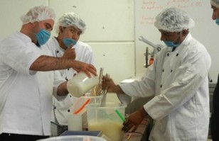 Practicando para hacer la paleta de limón, mezclando los ingredentes