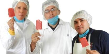 Paleta de fresa natural rellena con lechera, experimentando el sabor y textura