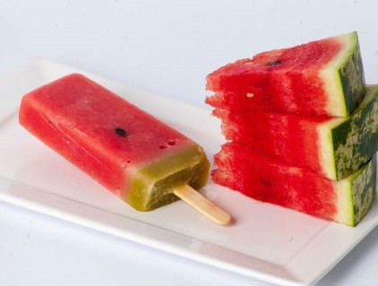 Son elaboradas con fruta natural y una porción de agua para poder congelar, tambien se puede anadir extractos de jugos y pulpas de fruta natural