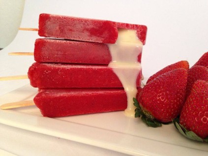 Paletas base agua y base crema con fruta natural, rellenas con leche condensada y otros ingredientes